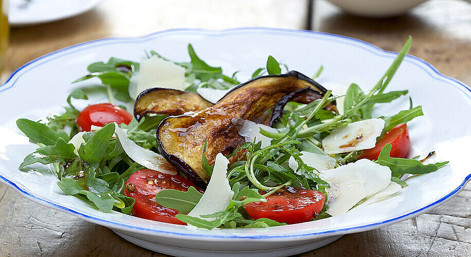 Rucola Salat mit Auberginen & Grana Padano