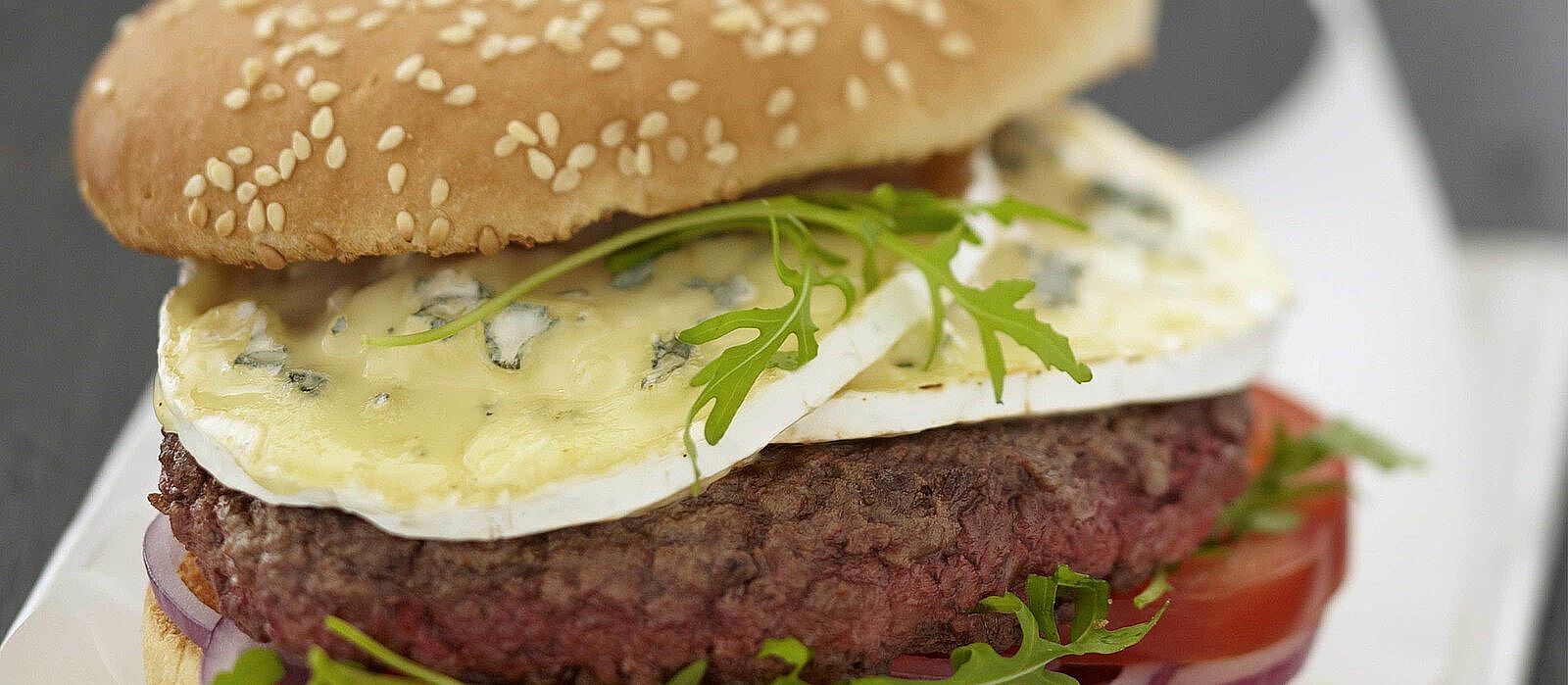 Saftiger Burger mit Blauschimmelkäse