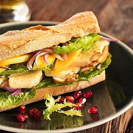 Baguette mit Hühnerfilet, Mango und Rambol Nuss