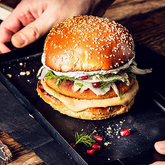 Auch für Nicht-Veganer – Orientalisches Burger Rezept mit Hummus, Fenchel, Minze und BRESSO 100% PFLANZLICH
