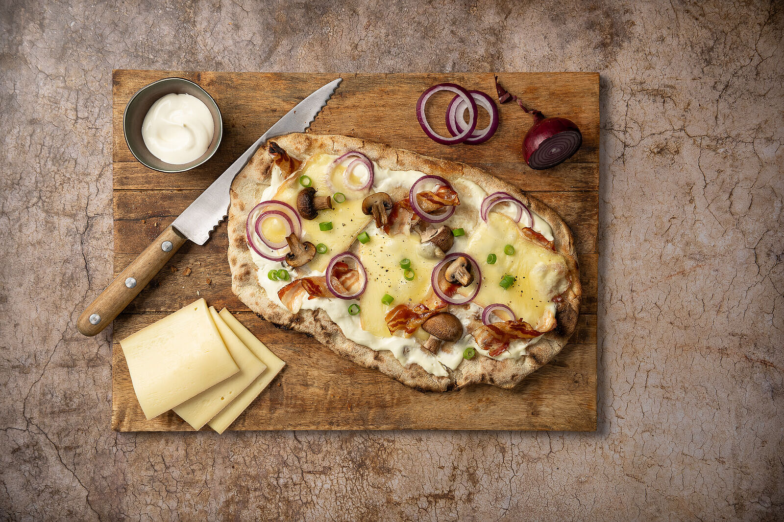 Pinsa "Kräftiger Römer" mit Le Rustique Raclette