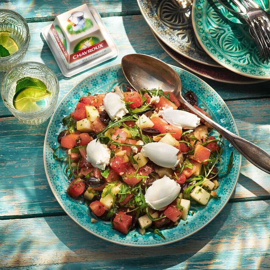 Fruchtig-frischer Wassermelonen-Salat mit Rucola, Kräutern und Oliven