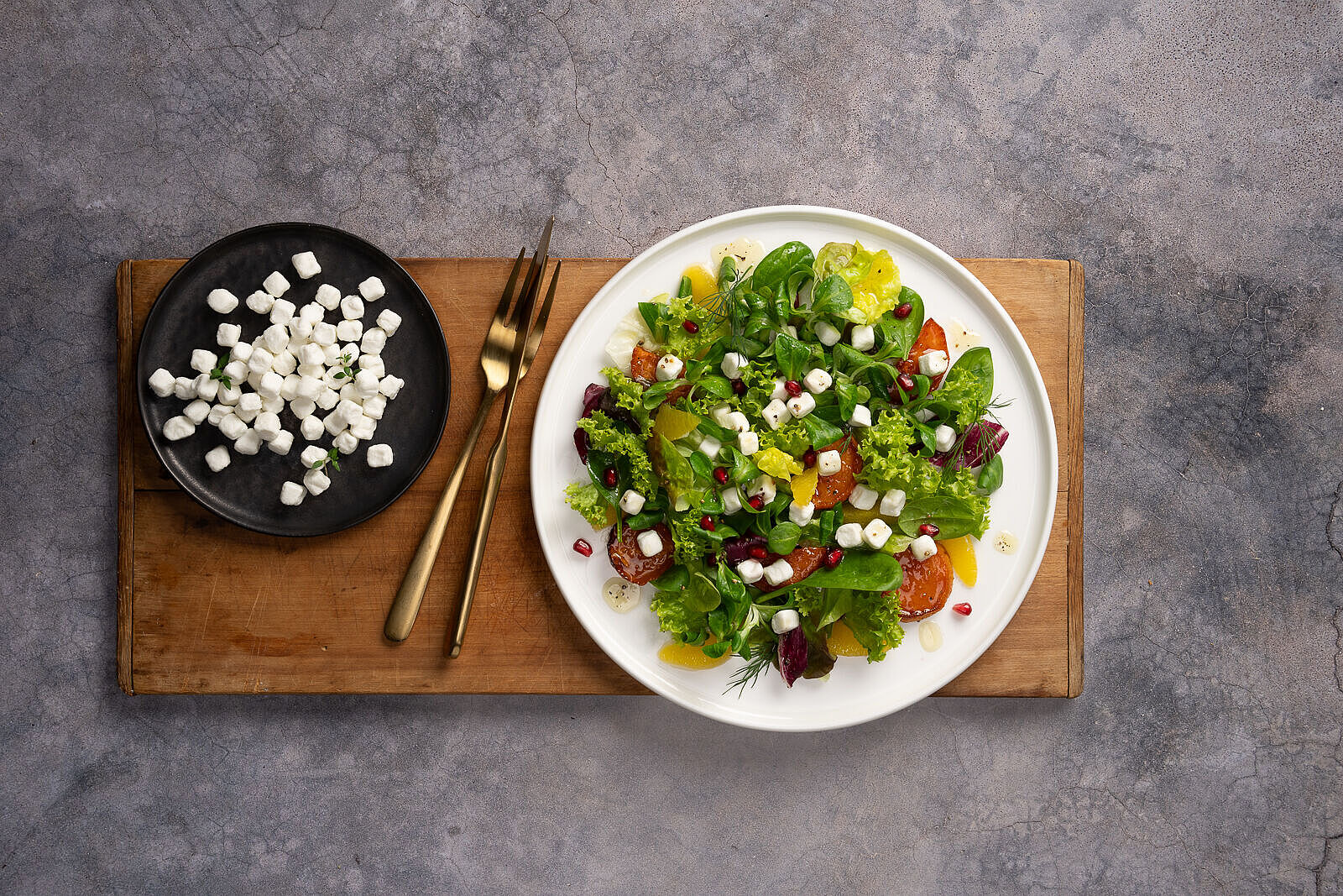 "Feel Good Salat" mit MilchMeister Crumbles